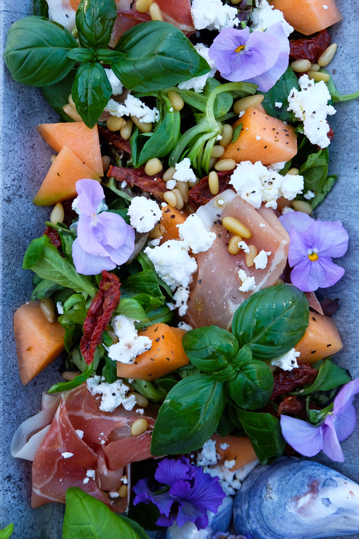Spekeskinke, salat, mango og fetaost